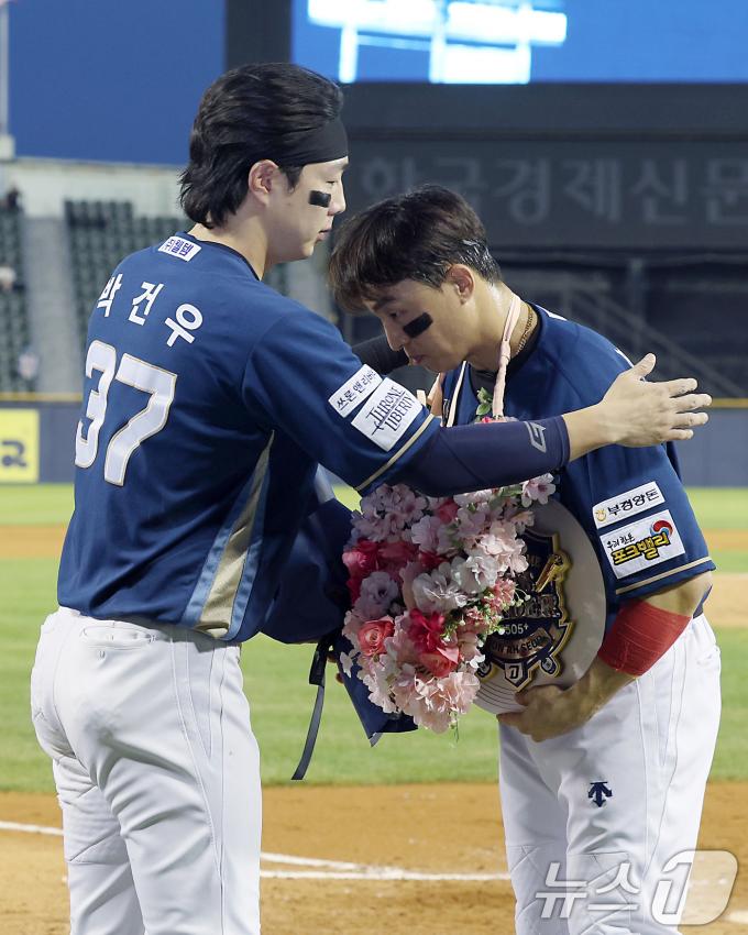 [사진] 꽃목걸이 받는 손아섭