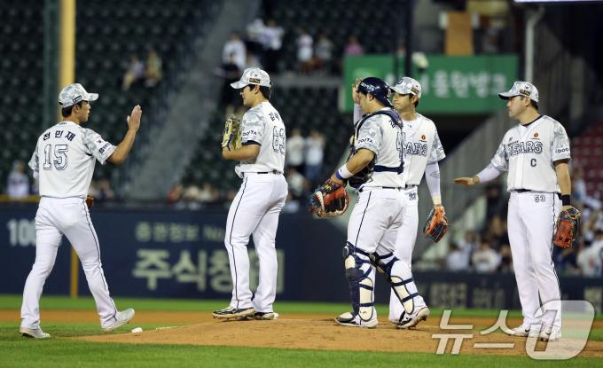 [사진] 승리 자축하는 두산