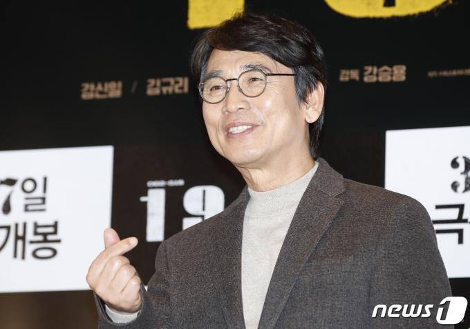 유시민 전 노무현재단 이사장이 20일 오후 서울 용산구 CGV용산아이파크몰에서 열린 영화 '1980' VIP시사회에 참석해 포즈를 취하고 있다. '1980'은 서울의 봄이 오지 못한 파장으로 한 가족에게 들이닥치는 이야기를 담고 있다. 2024.3.20/뉴스1 ⓒ News1 권현진 기자