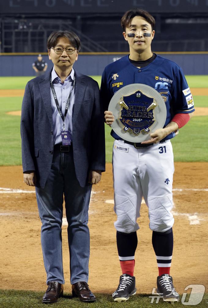 NC 손아섭이 20일 오후 서울 송파구 잠실야구장에서 열린 프로야구 '2024 신한 SOL 뱅크 KBO리그' NC 다이노스와 두산 베어스의 경기 6회초 2사 주자 없는 상황 통산 2505번째 안타를 날려 KBO리그 최다 안타 신기록을 경신한 뒤 임선남 NC 단장에게 상패를 받고 함께 기념 촬영을 하고 있다. 2024.6.20/뉴스1 ⓒ News1 박정호 기자