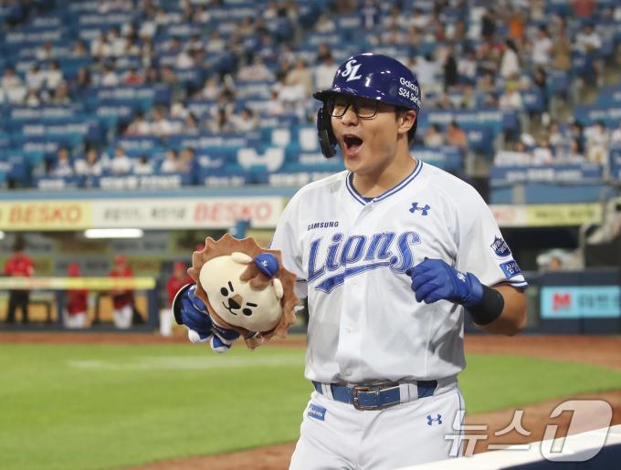 20일 오후 대구삼성라이온즈파크에서 열린 프로야구 '2024 신한 SOL 뱅크 KBO리그' SSG 랜더스와 삼성 라이온즈의 경기, 8회말 삼성 선두타자로 나온 6번타자 윤정빈이 SSG 문승원 투수를 상대로 좌월 솔로홈런을 터뜨리며, KBO리그 팀 최초 5만 안타를 달성한 뒤 기뻐하고 있다. 2024.6.20/뉴스1 ⓒ News1 공정식 기자