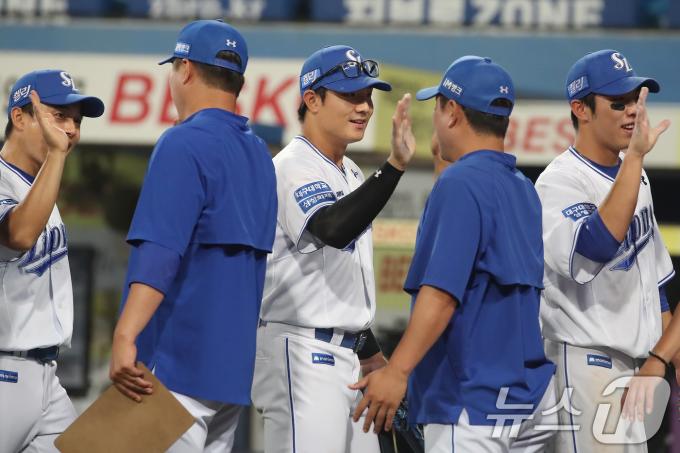 20일 오후 대구삼성라이온즈파크에서 열린 프로야구 '2024 신한 SOL 뱅크 KBO리그' SSG 랜더스와 삼성 라이온즈의 경기에서 4대 0 승리를 거둔 삼성 선수들이 기뻐하고 있다. 8회말 솔로홈런으로 KBO 팀 최초 5만 안타를 달성한 윤정빈이 축하를 받고 있다. 2024.6.20/뉴스1 ⓒ News1 공정식 기자