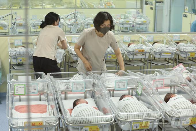 저출생 문제가 심각해 정부가 대책에 고심인 가운데 19일 인천 미추홀구 아인병원에 마련된 신생아실에서 신생아들이 휴식을 취하고 있다. 2024.6.19/뉴스1 ⓒ News1 신웅수 기자