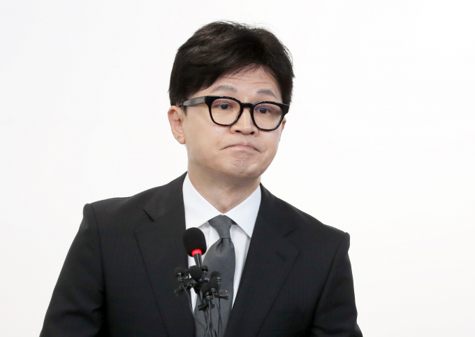 한동훈 전 국민의힘 비상대책위원장이 당대표 출마 선언을 앞두고 여당 의원들에게 전화를 해 협조를 구했다. 사진은 한 전 위원장이 지난 4월11일 서울 여의도 중앙당사에서 제22대 총선 관련 입장발표를 하는 모습. /사진=뉴시스(공동취재)
