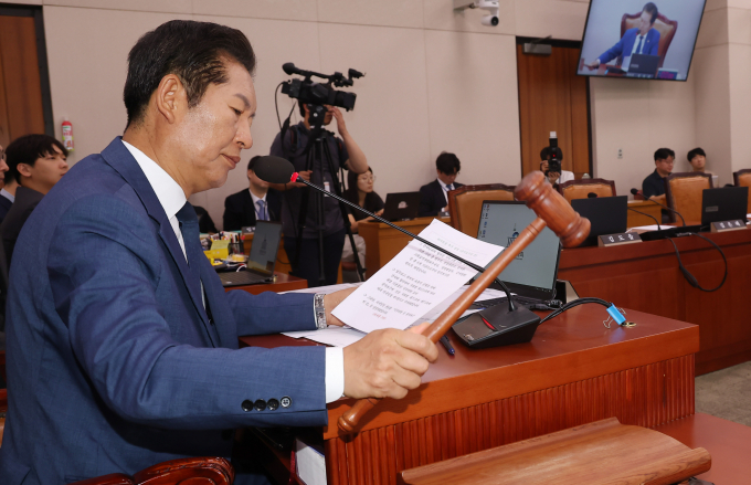 국회 법제사법위원회가 21일 '채상병 특검법' 입법 청문회를 연다. 다만 이날도 국민의힘 의원들은 불참할 것으로 예상된다. 사진은 정청래 국회 법제사법위원회 위원장이 지난 12일 서울 여의도 국회에서 개최된 첫 전체회의에서 의사봉을 두드리는 모습. /사진=뉴스1