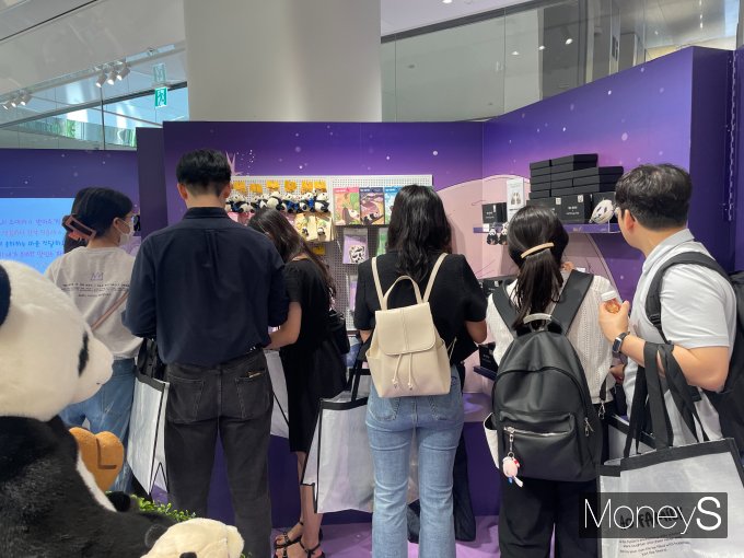 지난 21일 서울 여의도 더현대서울 5층 바오패밀리 팝업스토어에서 방문객들이 바오패밀리 굿즈를 살펴보고 있다. /사진=서지영 기자