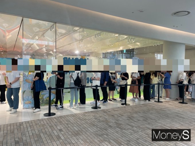 지난 21일 서울 여의도 더현대서울 5층 바오패밀리 팝업스토어 예약자들이 입장하기 위해 길게 줄선 모습. /사진=서지영 기자