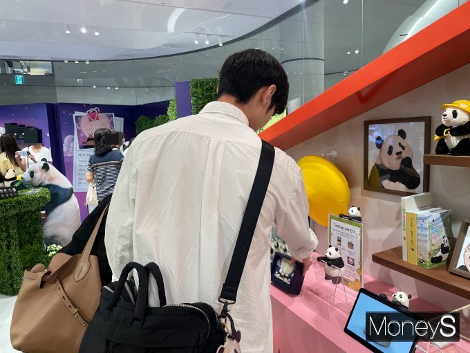 지난 21일 서울 여의도 더현대서울 5층 바오패밀리 팝업스토어에서 류정근씨가 푸바오 오르골을 살펴보고 있다. /사진=서지영 기자