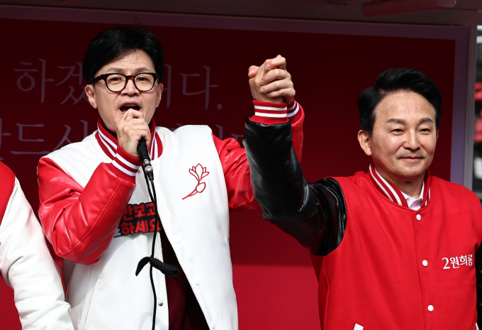 원희룡 전 국토교통부 장관과 한동훈 전 국민의힘 비상대책위원장이 같은날 국민의힘 당대표 출마 선언을 한다. 사진은 한 전 위원장(왼쪽)이 지난 3월30일 인천 계양구 계산역 인근에서 원 전 장관 총선 지지를 호소하는 모습. /사진=뉴스1