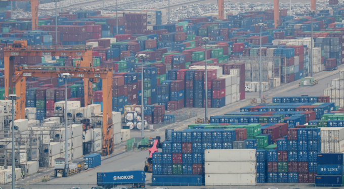 경기 평택시 포승읍 평택항 수출 야적장에 컨테이너들이 쌓여있다. / 사진=뉴스1 김영운 기자  /사진=(평택=뉴스1) 김영운 기자