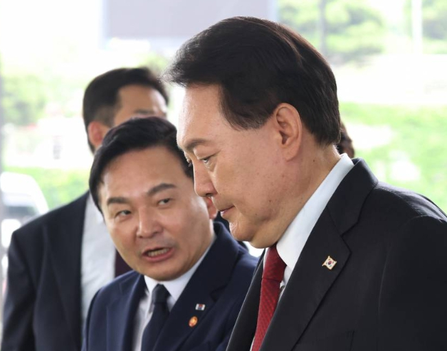 원희룡 전 국토교통부 장관이 국민의힘 전당대회 출마 선언 직전 윤석열 대통령을 만나 출마 결심을 밝힌 것으로 전해졌다. 사진은 지난해 6월30일 경기도 고양 어울림누리 별무리경기장에서 대화를 나누는 원희룡 전 장관과 윤 대통령의 모습. /사진=뉴시스