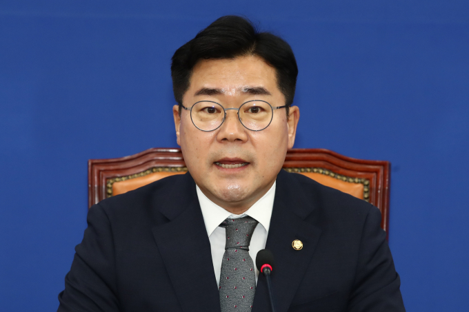 박찬대 더불어민주당 원내대표가 국회 법제사법위원회에서 21일 진행하는 '채상병 특검법' 입법 청문회에서 윤석열 대통령이 감추고 싶어하는 진실이 드러나길 기대한다고 밝혔다. 사진은 박 원내대표가 지난 20일 서울 여의도 국회에서 열린 정책조정회의에서 모두발언하는 모습. /사진=뉴스1