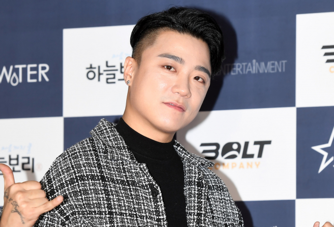 사진은 지난 2019년 11월 서울 마포구 상암동 SBS 프리즘타워에서 열린 금영엔터테인먼트 제3회 'KY STAR AWARDS'에 참석한 래퍼 아웃사이더. /사진=뉴스1