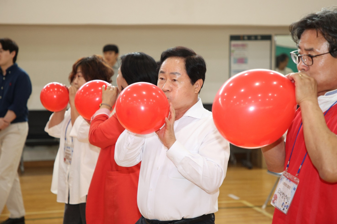 남양주시 공동체의 날 마지막 프로그램인 '풍선 비전탑'에 참가한 주광덕 시장이 공동체 회원들과 함께 풍선을 불고 있다. /사진제공=남양주시