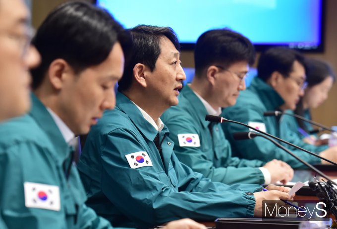 [머니S포토] 안덕근 산업 장관, 전력 유관 기관 면밀한 사전 점검 주문