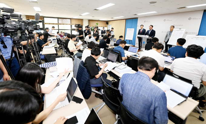 유정복 인천광역시장이 21일 시청 브리핑룸에서 2025 APEC 정상회의 개최도시 선정과 관련해 인천시 입장을 발표하고 있다./사진제공=인천시