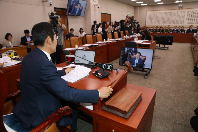 정청래 법제사법위원장이 채상병 특검법 입법 청문회 증인으로 참석한 이시원 전 대통령비서실 공직기강비서관의 답변이 어렵다는 말에 10분 퇴장 조치를 내렸다. 사진은 정 위원장이 21일 서울 여의도 국회에서 열린 법제사법위원회 전체회의 채상병 특검법 입법청문회에서 의사봉을 두드리는 모습. /사진=뉴스1