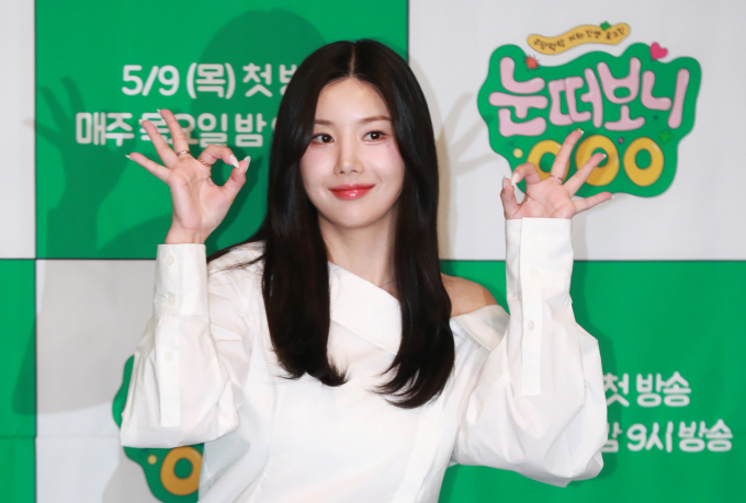 '24억 건물주' 권은비가 현재 사는 집의 인테리어를 공개했다. 사진은 지난달 9일 서울 마포구 아만티 호텔에서 진행된 ENA 예능 '눈떠보니 OOO' 제작발표회에 참석한 가수 권은비. /사진=스타뉴스