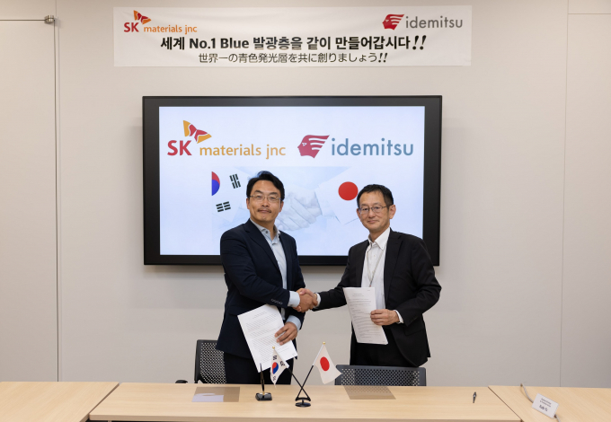 SK머티리얼즈 제이엔씨 하정환 대표(왼쪽)와 이데미츠 어드밴스트머티리얼즈 코리아 주식회사 나가세 타카미츠 사장이 붕소계 블루 도판트 및 블루 호스트 공동 개발을 위한 양해각서를 체결한 뒤 악수를 나누고 있다. / 사진=SK(주) 머티리얼즈