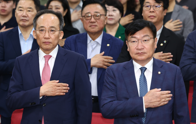 추경호 국민의힘 원내대표가 오는 24일 의원총회에서 국회 상임위원회 '보이콧(불참)' 지속 여부와 국회 원 구성 참여 여부 등을 결정하겠다고 밝혔다. 사진은 추 원내대표(맨앞 왼쪽)와 정점식 국민의힘 정책위의장(맨앞 오른쪽)이 21일 서울 여의도 국회 의원회관에서 열린 이공계지원 특별법 개정 토론회에서 국민의례를 하는 모습. /사진=뉴스1
