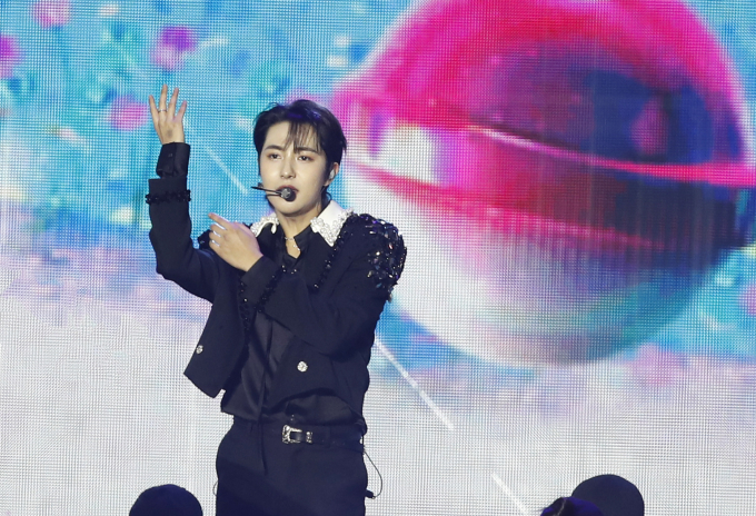 활동 중단 중인 엔시티 드림(NCT DREAM) 런쥔이 사생 피해를 호소한 가운데, 사생과 무관한 피해자가 생긴 것으로 알려졌다. 사진은 지난 1월 부산광역시 해운대구 우동 벡스코에서 열린 '써클차트 뮤직 어워즈 2023'에 참석한 그룸 NCT드림 멤버 런쥔. /사진=뉴스1