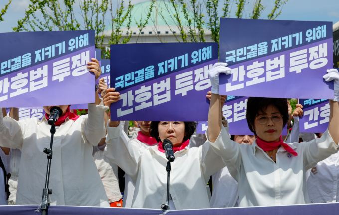  여야가 모두 간호법을 발의하면서 22대 국회에서 여야가 협치를 이룰지에 관심이 쏠린다. 사진은 대한간호협회 소속 간호사들이 지난달 27일 서울 여의도 국회의사당 앞에서 '간호법안 제정 촉구 집회'를 연뒤 구호를 외치는 모습. /사진=뉴스1  