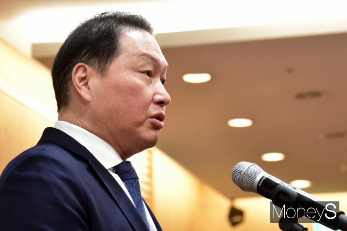 최태원 SK그룹 회장(사진)이 미국에서 인공지능과 반도체 사업 기회를 모색한다. /사진=임한별 기자