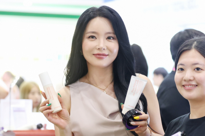가수 홍진영이 29일 오후 서울 강남구 코엑스에서 열린 '2024 서울국제화장품·미용산업박람회(코스모뷰티서울)·국제건강산업박람회(헬스&뷰티위크)'를 코스메틱 브랜드 '시크블랑코' 대표 자격으로 방문해 자사 제품을 홍보하고 있다./사진=뉴스1 /사진=(서울=뉴스1) 민경석 기자