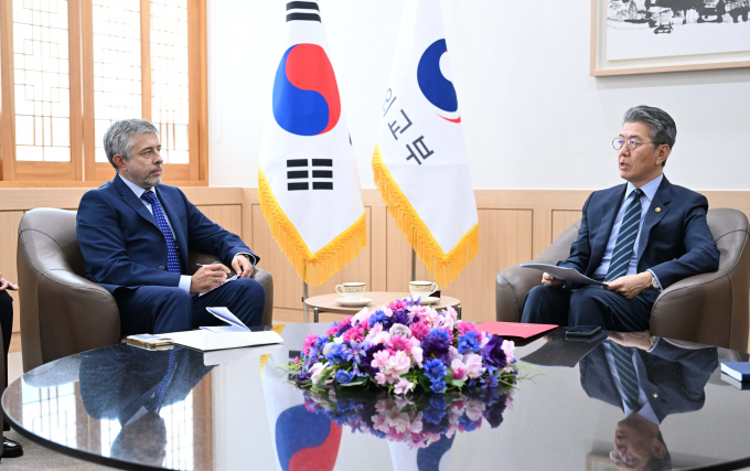 게오르기 지노비예프 주한 러시아 대사가 북한과 러시아의 '포괄적인 전략적 동반자 관계 조약' 체결에 대한 한국 정부의 항의에 대해 "본국에 보고하겠다"고 밝혔다. 사진은 김홍균 외교부 제1차관(오른쪽)이 21일 지노비예프 대사를 서울 종로구 외교부 청사로 초치해 만난 모습. /사진=뉴시스(외교부 제공)