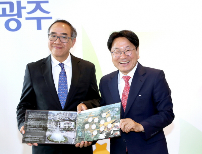 강기정 광주광역시장(오른쪽)이 21일 오전 시청 3층 접견실에서 타니 쌩랏 신임 주한 태국대사 접견 후 기념촬영을 하고 있다./사진=광주시