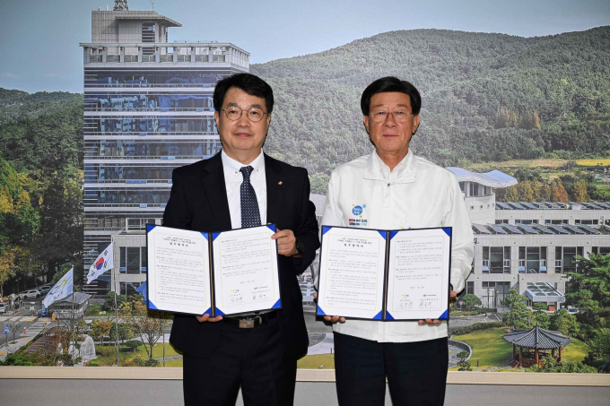 정종복 기장군수(오른쪽)과 한웅구 공인중개사협회 기장군지회장이 협약을 체결한 뒤 기념촬영을 하고 있다./사진=기장군