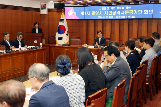 21일 시청 소회의실에서 개최된 민선 8기 밀양시 시민공약자문평가단 회의에서 안병구 밀양시장이 인사말을 하고 있다./사진=밀양시