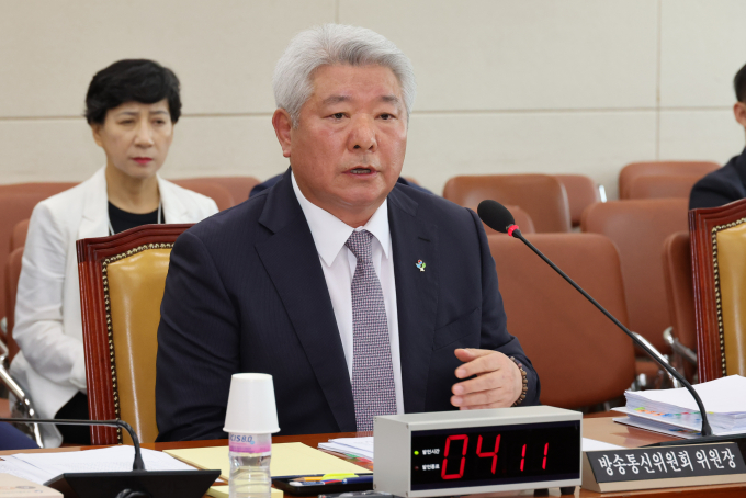 국회 과학기술정보방송통신위원회 입법 청문회에 참석한 김홍일 방송통신위원장이 방통위원 2인 체제에 대해 위법은 아니라고 해명했다. 사진은 김 위원장이 21일 서울 여의도 국회에서 열린 과학기술정보방송통신위원회의 방송통신위원회 설치 및 운영에 관한 법률 일부개정법률안에 대한 입법 청문회에서 의원 질의에 답변하는 모습. /사진=뉴시스
