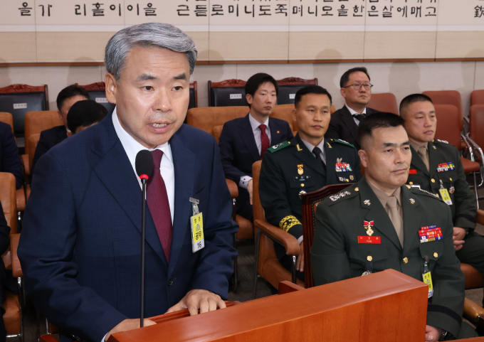 이종섭 전 국방부 장관이 박정훈 전 해병대 수사단장 보직 해임은 윤석열 대통령과의 통화 전에 지시한 것이라고 강조했다. 사진은 이 전 장관(왼쪽)이 21일 오전 서울 여의도 국회에서 열린 법제사법위원회의 채상병 특검법 입법 청문회에서 증인선서 거부 이유에 대해 발언하는 모습. /사진=뉴시스