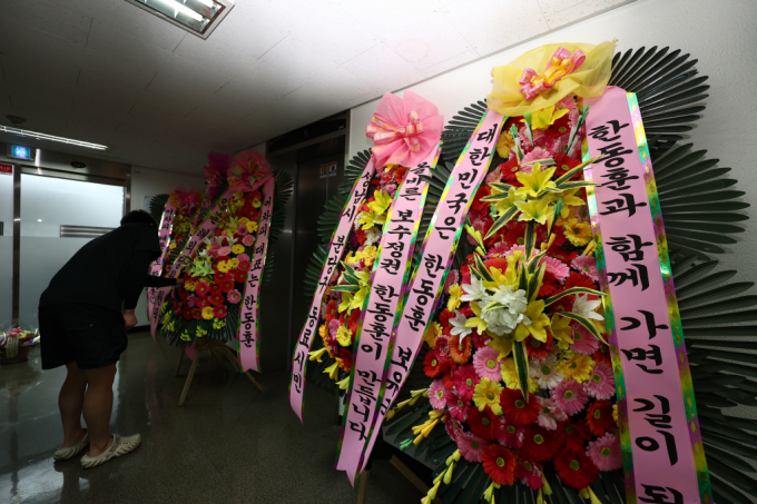 다음달 열리는 국민의힘 전당대회를 앞두고 당대표 자리를 놓고 경쟁을 펼칠 대진표 윤곽이 드러났다. 다사진은  21일 한동훈 전 국민의힘 비상대책위원장의 선거 캠프 사무실 앞에 응원 화환이 놓여 있는 모습. /사진=뉴스1