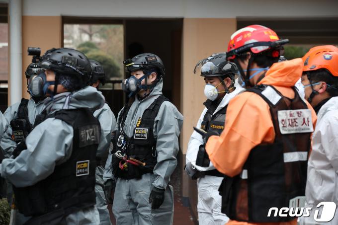 한 아파트 화재현장에서 경찰과 소방 등 관계당국으로 구성된 합동감식팀이 감식을 준비하고 있다.  ⓒ News1 이승배 기자