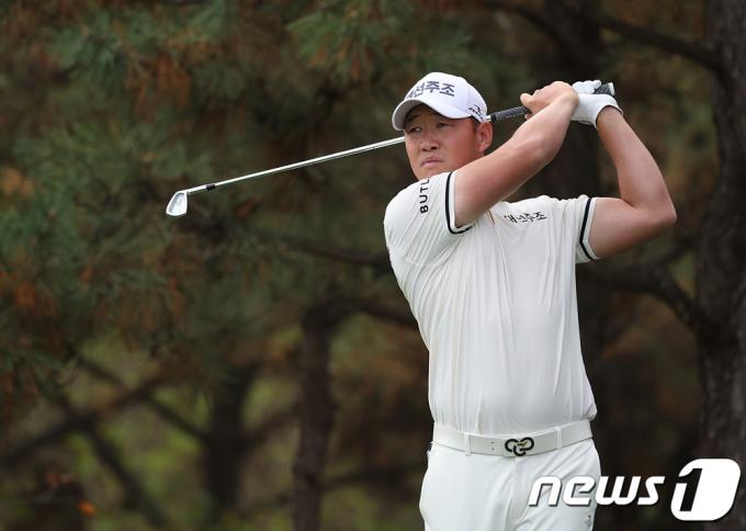 강경남이 5일 경북 구미 골프존 카운티 선산 컨트리클럽에서 열린 KPGA 코리안투어 골프존-도레이 오픈 최종라운드 8번홀에서 티샷을 하고 있다. (KPGA 제공) 2023.11.5/뉴스1