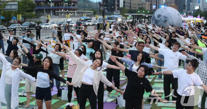 [사진] '세계 요가의 날'