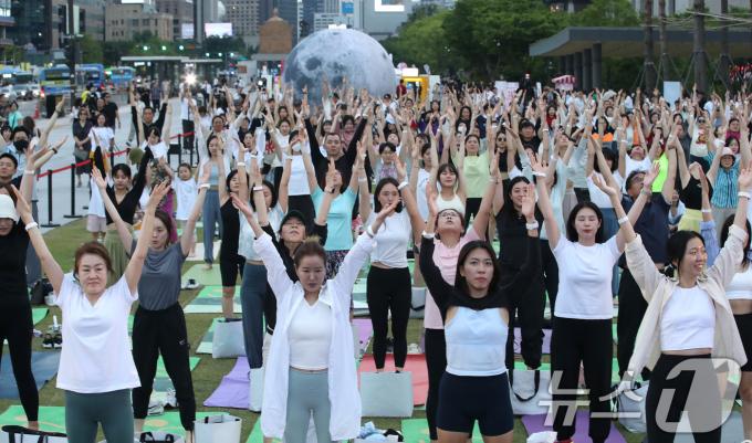 [사진] 광화문광장에서 즐기는 달빛요가