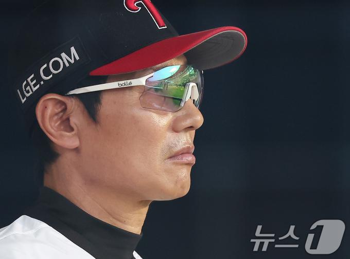 [사진] 심각한 표정 지으며 경기 지켜보는 염경엽 감독