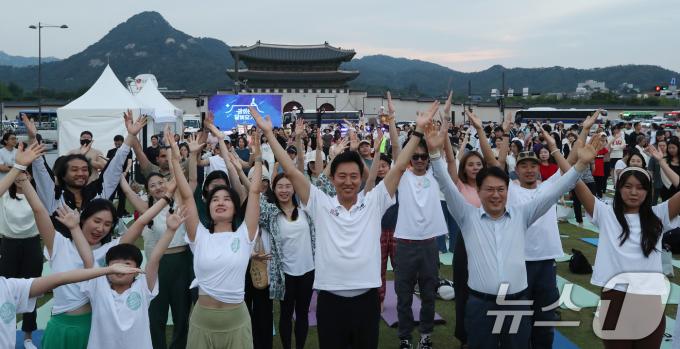 [사진] '광화문 달빛요가'
