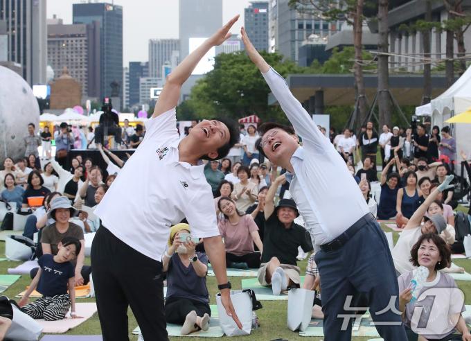 [사진] 요가 체험하는 오세훈 서울시장