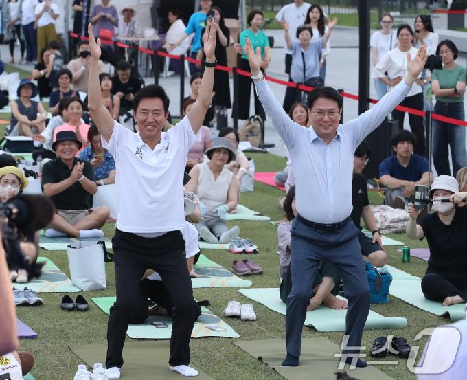 [사진] 요가 배워는 오세훈 서울시장