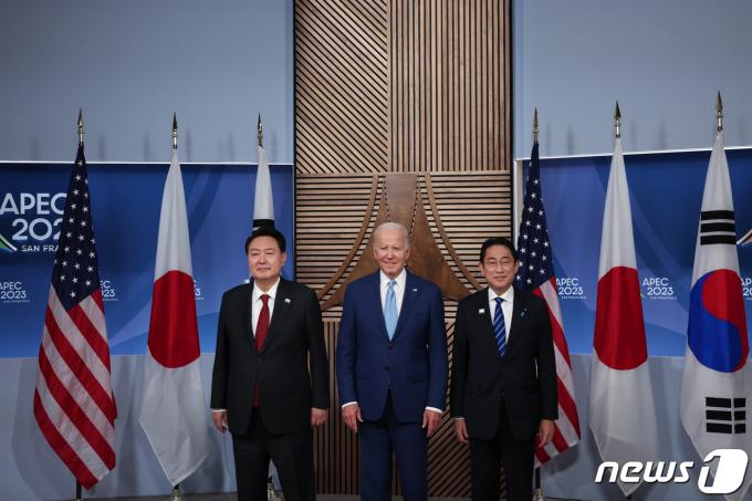 윤석열 대통령(왼쪽부터)과 조 바이든 미국 대통령, 기시다 후미오 일본 총리가 지난해 11월16일 오후(현지시간) 미국 샌프란시스코에서 아시아·태평양경제협력체(APEC) 정상회의 주간에 열린 한미일 정상 회동에서 기념 촬영하고 있다. (대통령실 제공) 2023.11.17/뉴스1 ⓒ News1 안은나 기자