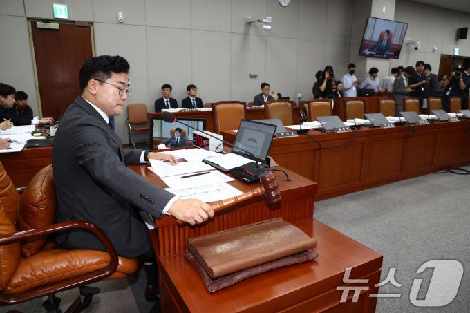 박찬대 국회 운영위원회 위원장이 21일 오전 서울 여의도 국회에서 열린 운영위원회 전체회의에서 개의를 알리며 의사봉을 두드리고 있다. 2024.6.21/뉴스1 ⓒ News1 김민지 기자