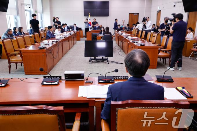 20일 오전 서울 여의도 국회에서 '채상병 특검법' 논의를 위해 열린 법제사법위원회 제2차 법안심사제1소위원회에 법무부 차관 자리가 비어 있다. 2024.6.20/뉴스1 ⓒ News1 안은나 기자