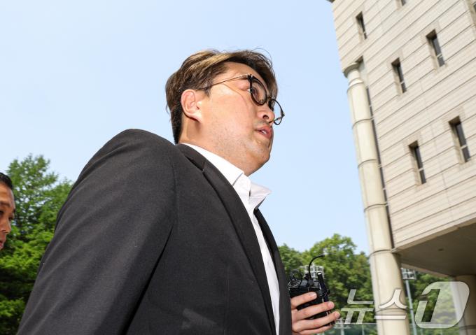 음주 뺑소니 혐의를 받는 가수 김호중이 영장실질심사(구속 전 피의자심문)를 위해 지난달 24일 서울 서초구 서울중앙지방법원에 출석하고 있다. (공동취재)/뉴스1 ⓒ News1 김성진 기자