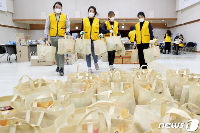 2022년 1월 서울 성동구청에서 성동구자원봉사센터 관계자들이 관내 복지 사각지대 주민들이 따뜻한 명절을 보낼 수 있도록 복(福)드림 키트를 포장하고 있다. (성동구청 제공)