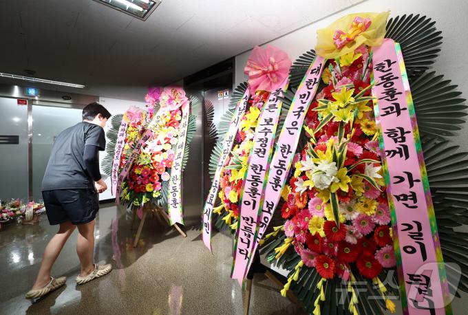 21일 서울 여의도 대산빌딩에 마련된 한동훈 전 국민의힘 비상대책위원장의 선거 캠프 사무실 앞에 작업자가 지지자들이 보낸 화환을 배달하고 있다. 2024.6.21/뉴스1 ⓒ News1 김민지 기자
