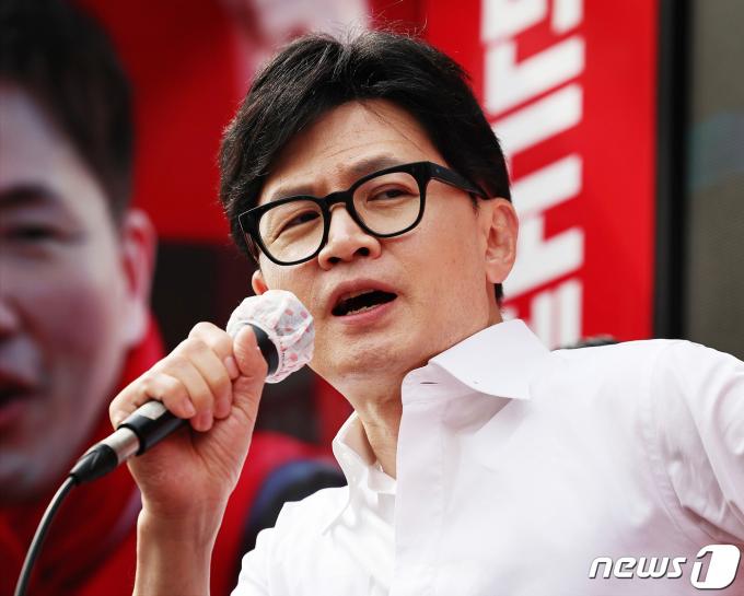 한동훈 국민의힘 비상대책위원장 겸 총괄선거대책위원장이 지난 4월 8일 오후 경기 용인시 처인구 용인중앙시장 일대에서 집중유세를 하고 있다. 2024.4.8/뉴스1 ⓒ News1 송원영 기자